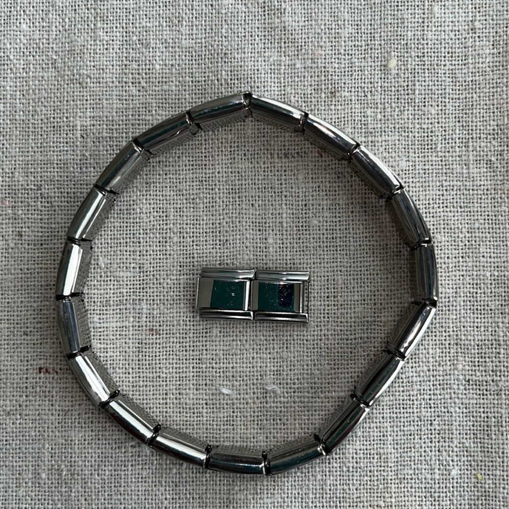 Unisex Italian charm interlocking modular link bracelet. Length 7 1/2in 19 links